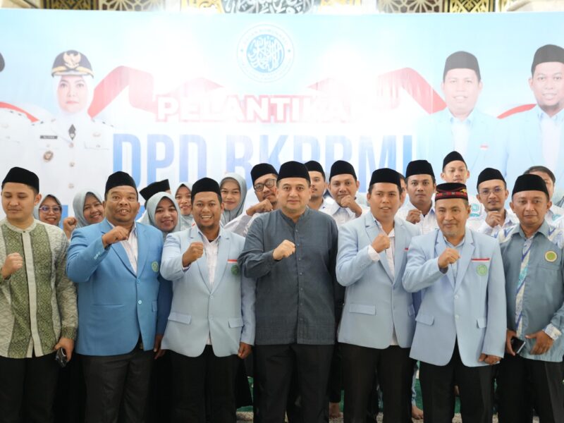 Wali Kota Makassar, Munafri Arifuddin, bersama pengurus DPD BKPRMI Kota Makassar periode 2025–2030 berfoto bersama usai pelantikan di Masjid Babussalam, Jl. Borong Raya, Kamis (29/5/2025).