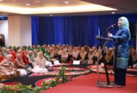 Wakil Wali Kota Makassar, Aliyah Mustika Ilham, memberikan sambutan dalam acara Bincang Keluarga yang diselenggarakan oleh BKMT Makassar bekerja sama dengan PT PNM di Swiss-Belhotel Makassar, Kamis (29/5/2025).