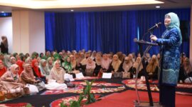 Wakil Wali Kota Makassar, Aliyah Mustika Ilham, memberikan sambutan dalam acara Bincang Keluarga yang diselenggarakan oleh BKMT Makassar bekerja sama dengan PT PNM di Swiss-Belhotel Makassar, Kamis (29/5/2025).