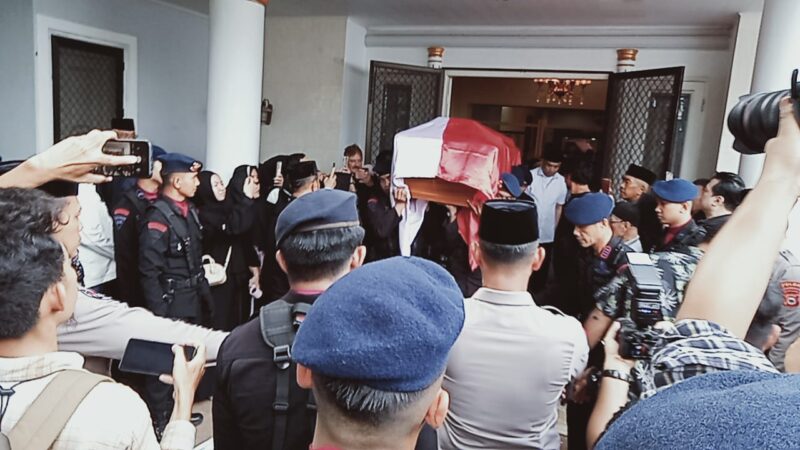 Foto: Almarhum Komjen Purn. Jusuf Manggabarani, Pada Saat disemayamkan