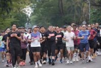 Foto: Wali Kota Makassar, Munafri Arifuddin alias Appi memimpin komunitas pelari Melakukan Pemanasan Menyambut event Makassar Half Marathon 2025. 