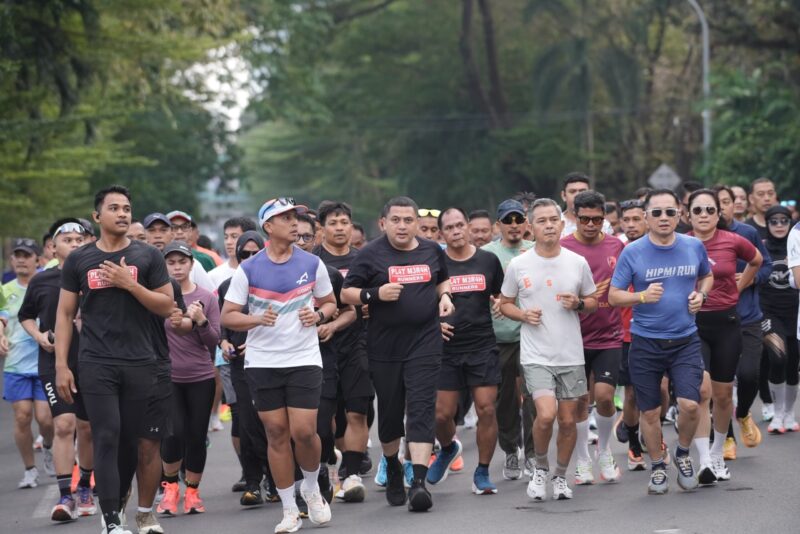 Foto: Wali Kota Makassar, Munafri Arifuddin alias Appi memimpin komunitas pelari Melakukan Pemanasan Menyambut event Makassar Half Marathon 2025. 