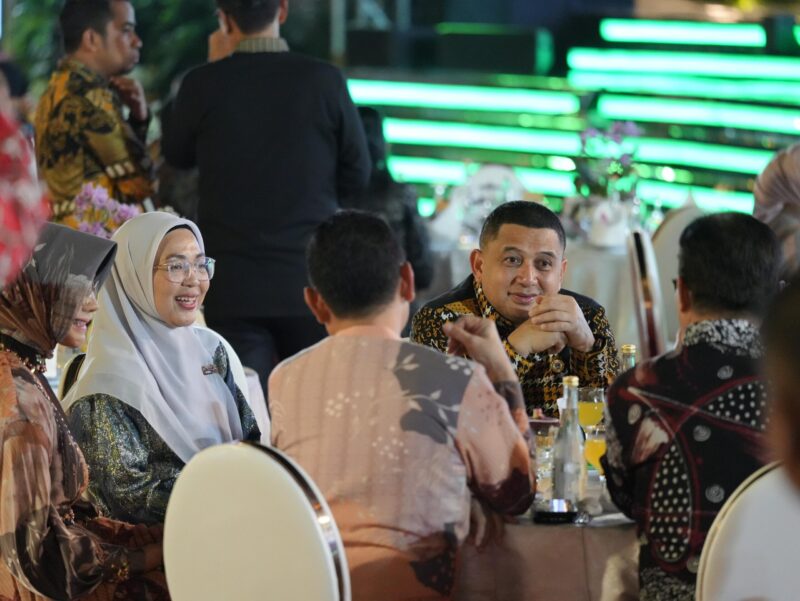 Foto: Wali Kota Makassar, Munafri Arifuddin bersama Ketua TP PKK Melinda Aksa mengahadiri gala Dinner bersama Wali Kota se-Indinesia, di Surabaya.