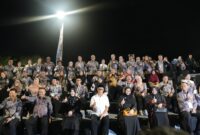 Foto: Munafri-Melinda, dan Rombongan Saksikan Pertunjukan Air Mancur Menari di THP Kenjeran.