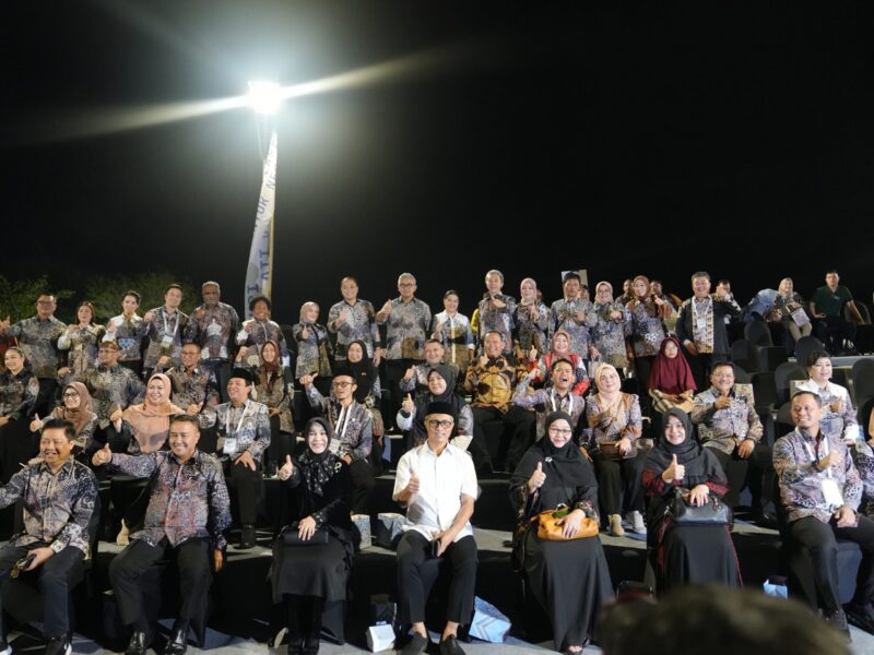 Foto: Munafri-Melinda, dan Rombongan Saksikan Pertunjukan Air Mancur Menari di THP Kenjeran.
