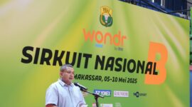 Wali Kota Makassar, Munafri Arifuddin, memberikan sambutan saat membuka Kejuaraan WONDR Sirkuit Nasional B PBSI 2025 di GOR Poltekkes Makassar, Sabtu (10/5/2025).