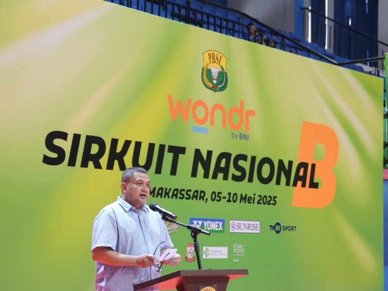 Wali Kota Makassar, Munafri Arifuddin, memberikan sambutan saat membuka Kejuaraan WONDR Sirkuit Nasional B PBSI 2025 di GOR Poltekkes Makassar, Sabtu (10/5/2025).