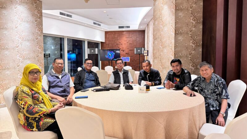 Foto: Dari Kanan, Prof. Nujum (Ketua Kahmi UMI), Hidayat (Sekum Kahmi Sulsel), Dr. Tadjuddin (PH Pt. MID), Prof. Pangeran (Ketum Kahmi Makassar) dan Kahmi yang lain.