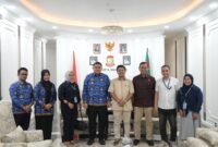 Wali Kota Makassar, Munafri Arifuddin (tengah), bersama perwakilan Yayasan Peduli Negeri (YPN) dan jajaran Pemkot Makassar usai pertemuan membahas sinergi dalam penanganan sampah di Balai Kota Makassar, Selasa (17/6/2025).