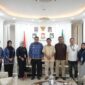 Wali Kota Makassar, Munafri Arifuddin (tengah), bersama perwakilan Yayasan Peduli Negeri (YPN) dan jajaran Pemkot Makassar usai pertemuan membahas sinergi dalam penanganan sampah di Balai Kota Makassar, Selasa (17/6/2025).