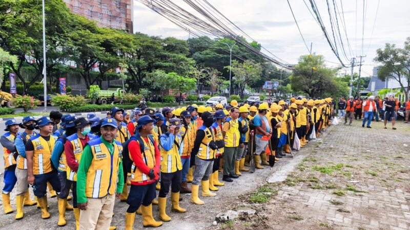 Foto; Gerak cepat Dinas Pekerjaan Umum (PU) Kota Makassar, yang menurunkan tim untuk melakukan pengerukan dan perluasan drainase di titik-titik rawan.