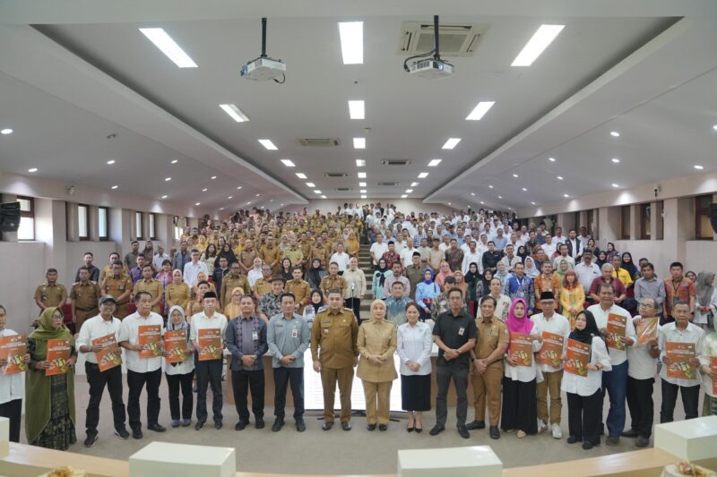 Foto: Wali Kota Makassar Munafri Arifuddin bersama Wakil Wali Kota Makassar Aliyah Mustika, Saat penyerahan secara simbolis SK Badan Hukum Koperasi Merah Putih.