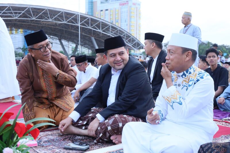 Foto: Munafri Arifuddin, Walikota Makassar, Ilham Arief Sirajuddin dan Ustadz Das’ad Latif.