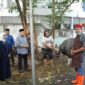 Foto: Wali Kota Makassar, Munafri Arifuddin bersama Wakil Wali Kota Makassar, Aliyah Mustika, saat  menyaksikan prosesi penyembelihan hewan kurban.