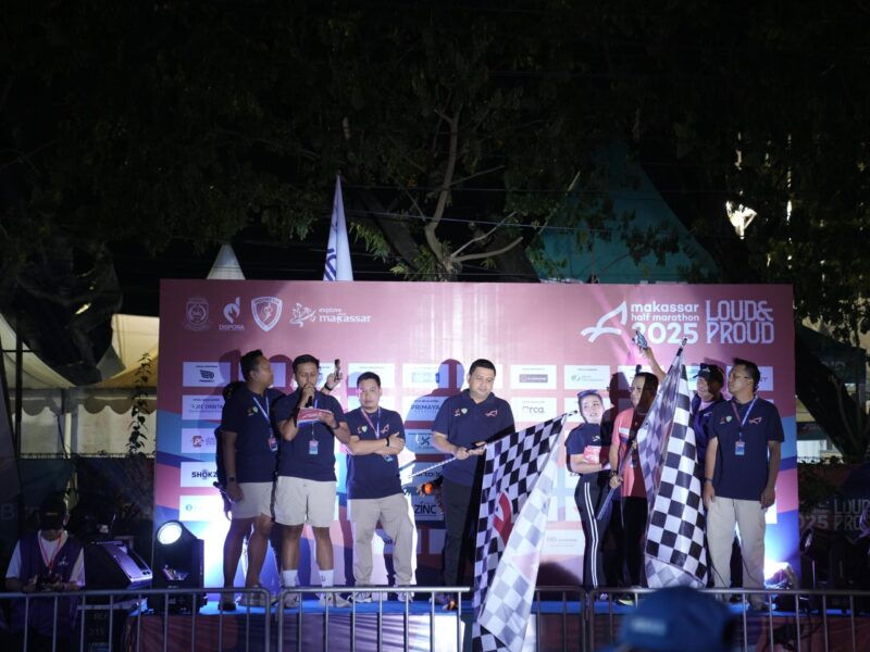 Wali Kota Makassar membuka Makassar Half Marathon 2025 di Anjungan Pantai Losari, Minggu (1/6/2025).