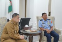 Wali Kota Makassar Munafri Arifuddin (kiri) menerima kunjungan Direktur Kerjasama Internasional Sesko TNI, Marsekal Pertama TNI Mukhtar Bakhrong (kanan), dalam rangka penerimaan Perwira Siswa (Pasis) negara sahabat Dikreg LIII Sekso 2025 di Balai Kota Makassar, Selasa (10/6/2025).