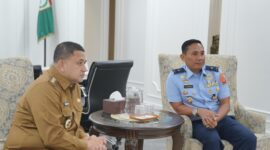 Wali Kota Makassar Munafri Arifuddin (kiri) menerima kunjungan Direktur Kerjasama Internasional Sesko TNI, Marsekal Pertama TNI Mukhtar Bakhrong (kanan), dalam rangka penerimaan Perwira Siswa (Pasis) negara sahabat Dikreg LIII Sekso 2025 di Balai Kota Makassar, Selasa (10/6/2025).