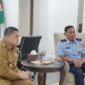 Wali Kota Makassar Munafri Arifuddin (kiri) menerima kunjungan Direktur Kerjasama Internasional Sesko TNI, Marsekal Pertama TNI Mukhtar Bakhrong (kanan), dalam rangka penerimaan Perwira Siswa (Pasis) negara sahabat Dikreg LIII Sekso 2025 di Balai Kota Makassar, Selasa (10/6/2025).