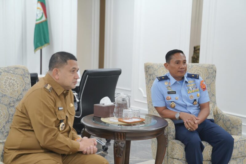 Wali Kota Makassar Munafri Arifuddin (kiri) menerima kunjungan Direktur Kerjasama Internasional Sesko TNI, Marsekal Pertama TNI Mukhtar Bakhrong (kanan), dalam rangka penerimaan Perwira Siswa (Pasis) negara sahabat Dikreg LIII Sekso 2025 di Balai Kota Makassar, Selasa (10/6/2025).