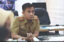 Kepala Dinas Lingkungan Hidup Kota Makassar, Helmi Budiman, saat memberikan keterangan pers terkait peluncuran program pembebasan iuran sampah pada peringatan Hari Lingkungan Hidup 2025.