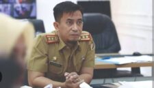 Kepala Dinas Lingkungan Hidup Kota Makassar, Helmi Budiman, saat memberikan keterangan pers terkait peluncuran program pembebasan iuran sampah pada peringatan Hari Lingkungan Hidup 2025.