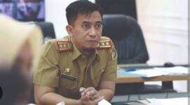 Kepala Dinas Lingkungan Hidup Kota Makassar, Helmi Budiman, saat memberikan keterangan pers terkait peluncuran program pembebasan iuran sampah pada peringatan Hari Lingkungan Hidup 2025.