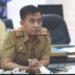 Kepala Dinas Lingkungan Hidup Kota Makassar, Helmi Budiman, saat memberikan keterangan pers terkait peluncuran program pembebasan iuran sampah pada peringatan Hari Lingkungan Hidup 2025.