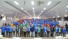 Foto bersama peserta Rakerda XVI KNPI Kota Makassar bersama jajaran pengurus, organisasi kepemudaan, dan perwakilan pemerintah di Ruang Pola Kantor Balaikota Makassar, Jumat (27/6/2025).