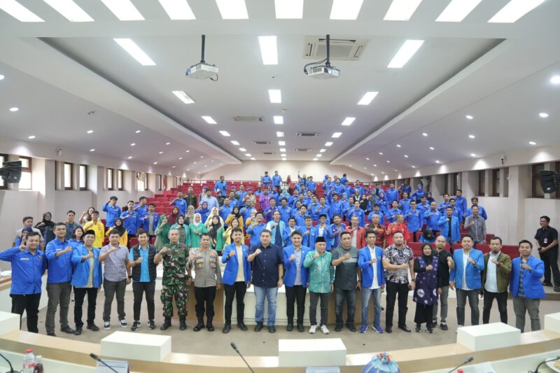 Foto bersama peserta Rakerda XVI KNPI Kota Makassar bersama jajaran pengurus, organisasi kepemudaan, dan perwakilan pemerintah di Ruang Pola Kantor Balaikota Makassar, Jumat (27/6/2025).