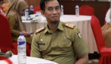 Kepala Dinas Lingkungan Hidup Kota Makassar, Helmi Budiman, saat menghadiri rapat persiapan peringatan Hari Lingkungan Hidup Nasional 2025.
