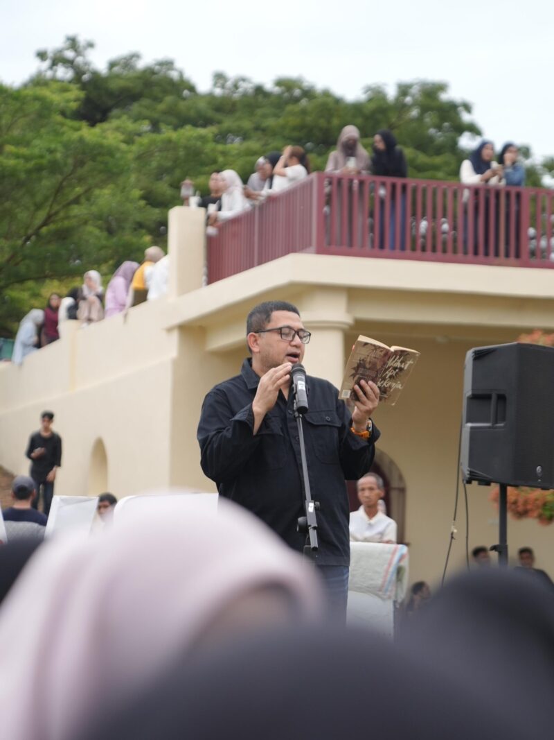 Wali Kota Makassar, Munafri Arifuddin, menghadiri sekaligus membacakan puisi dalam perhelatan Makassar International Writers Festival (MIWF) 2025 yang digelar di Benteng Fort Rotterdam, Makassar, Minggu 
