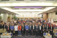 Wali Kota Makassar, Munafri Arifuddin, bersama jajaran pengurus KONI Kota Makassar dan perwakilan cabang olahraga berfoto bersama usai membuka Rapat Kerja KONI di Hotel Horizon Makassar, Senin (2/6/2025).