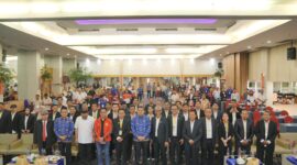 Wali Kota Makassar, Munafri Arifuddin, bersama jajaran pengurus KONI Kota Makassar dan perwakilan cabang olahraga berfoto bersama usai membuka Rapat Kerja KONI di Hotel Horizon Makassar, Senin (2/6/2025).
