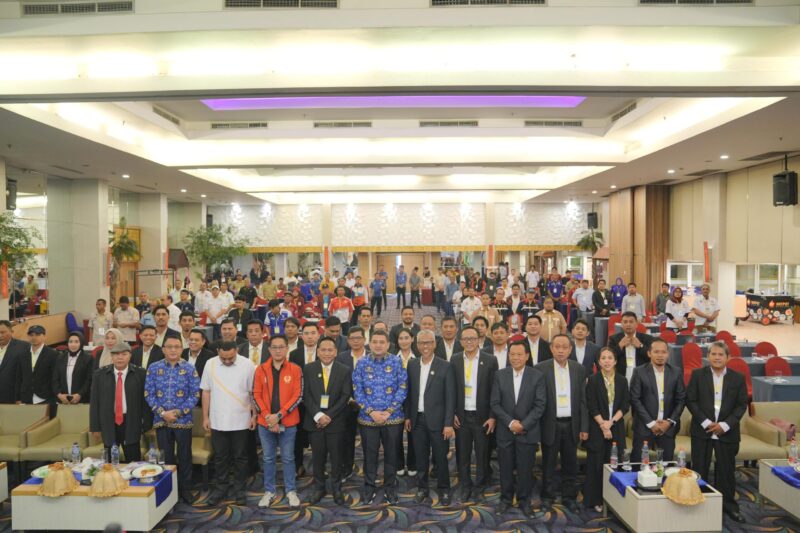 Wali Kota Makassar, Munafri Arifuddin, bersama jajaran pengurus KONI Kota Makassar dan perwakilan cabang olahraga berfoto bersama usai membuka Rapat Kerja KONI di Hotel Horizon Makassar, Senin (2/6/2025).