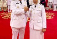 Wali Kota Makassar Munafri Arifuddin dan Wakil Wali Kota Aliyah Mustika Ilham berfoto bersama usai menghadiri pelantikan kepala daerah, mengenakan pakaian dinas upacara putih lengkap di Istana Negara, Senin (2/6/2025).
