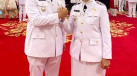 Wali Kota Makassar Munafri Arifuddin dan Wakil Wali Kota Aliyah Mustika Ilham berfoto bersama usai menghadiri pelantikan kepala daerah, mengenakan pakaian dinas upacara putih lengkap di Istana Negara, Senin (2/6/2025).