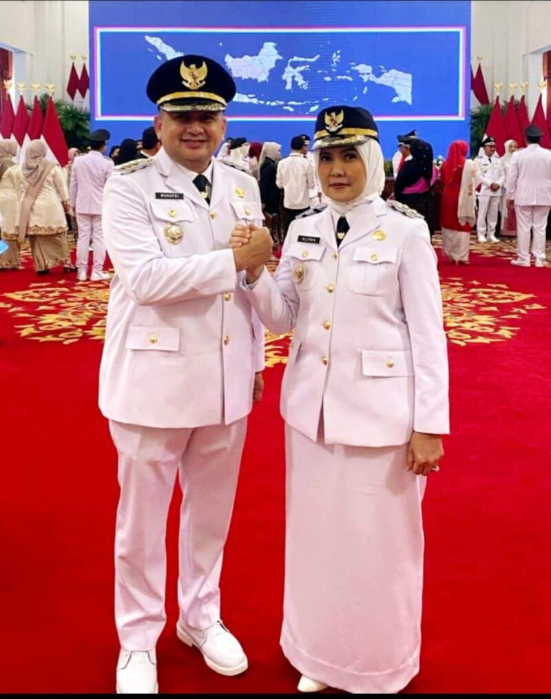 Wali Kota Makassar Munafri Arifuddin dan Wakil Wali Kota Aliyah Mustika Ilham berfoto bersama usai menghadiri pelantikan kepala daerah, mengenakan pakaian dinas upacara putih lengkap di Istana Negara, Senin (2/6/2025).