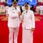 Wali Kota Makassar Munafri Arifuddin dan Wakil Wali Kota Aliyah Mustika Ilham berfoto bersama usai menghadiri pelantikan kepala daerah, mengenakan pakaian dinas upacara putih lengkap di Istana Negara, Senin (2/6/2025).