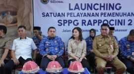 Wali Kota Makassar Munafri Arifuddin bersama Kepala SPPG Rappocini 2 Marcella Cindy Leonyta dan jajaran saat menghadiri launching Dapur Program Makan Bergizi Gratis (MBG) di SPPG Rappocini 2, Senin (2/6/2025).