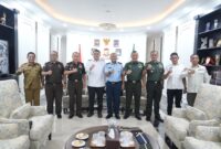Wali Kota Makassar, Munafri Arifuddin (tengah), bersama Asisten Pidana Militer Kejati Sulsel, Kolonel Laut (H) Dr. M. Asri Arief, SH., M.Si., CTMP (kelima dari kanan), dan jajaran aparat penegak hukum serta Forkopimda Kota Makassar dalam audiensi di Balai Kota Makassar, Rabu (11/6/2025), untuk memperkuat sinergitas lintas sektor.