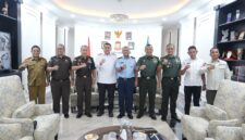 Wali Kota Makassar, Munafri Arifuddin (tengah), bersama Asisten Pidana Militer Kejati Sulsel, Kolonel Laut (H) Dr. M. Asri Arief, SH., M.Si., CTMP (kelima dari kanan), dan jajaran aparat penegak hukum serta Forkopimda Kota Makassar dalam audiensi di Balai Kota Makassar, Rabu (11/6/2025), untuk memperkuat sinergitas lintas sektor.