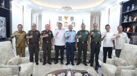Wali Kota Makassar, Munafri Arifuddin (tengah), bersama Asisten Pidana Militer Kejati Sulsel, Kolonel Laut (H) Dr. M. Asri Arief, SH., M.Si., CTMP (kelima dari kanan), dan jajaran aparat penegak hukum serta Forkopimda Kota Makassar dalam audiensi di Balai Kota Makassar, Rabu (11/6/2025), untuk memperkuat sinergitas lintas sektor.