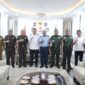 Wali Kota Makassar, Munafri Arifuddin (tengah), bersama Asisten Pidana Militer Kejati Sulsel, Kolonel Laut (H) Dr. M. Asri Arief, SH., M.Si., CTMP (kelima dari kanan), dan jajaran aparat penegak hukum serta Forkopimda Kota Makassar dalam audiensi di Balai Kota Makassar, Rabu (11/6/2025), untuk memperkuat sinergitas lintas sektor.