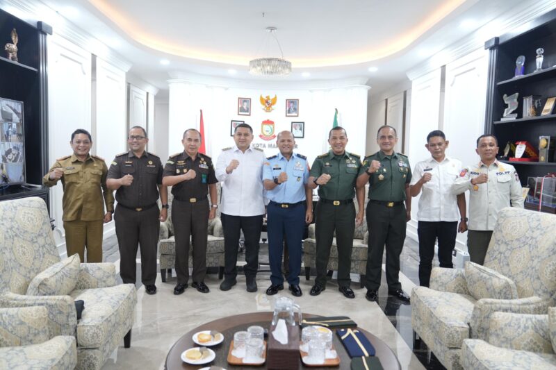 Wali Kota Makassar, Munafri Arifuddin (tengah), bersama Asisten Pidana Militer Kejati Sulsel, Kolonel Laut (H) Dr. M. Asri Arief, SH., M.Si., CTMP (kelima dari kanan), dan jajaran aparat penegak hukum serta Forkopimda Kota Makassar dalam audiensi di Balai Kota Makassar, Rabu (11/6/2025), untuk memperkuat sinergitas lintas sektor.