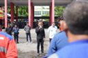 Wakil Menteri Dalam Negeri, Bima Arya Sugiarto, memberikan arahan kepada jajaran Dinas Pemadam Kebakaran dan Penyelamatan Kota Makassar saat kunjungan mendadak di Pos Damkarmat Jalan Ratulangi, Jumat (13/6/2025), didampingi Wali Kota Makassar, Munafri Arifuddin.