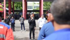 Wakil Menteri Dalam Negeri, Bima Arya Sugiarto, memberikan arahan kepada jajaran Dinas Pemadam Kebakaran dan Penyelamatan Kota Makassar saat kunjungan mendadak di Pos Damkarmat Jalan Ratulangi, Jumat (13/6/2025), didampingi Wali Kota Makassar, Munafri Arifuddin.