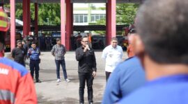 Wakil Menteri Dalam Negeri, Bima Arya Sugiarto, memberikan arahan kepada jajaran Dinas Pemadam Kebakaran dan Penyelamatan Kota Makassar saat kunjungan mendadak di Pos Damkarmat Jalan Ratulangi, Jumat (13/6/2025), didampingi Wali Kota Makassar, Munafri Arifuddin.