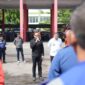 Wakil Menteri Dalam Negeri, Bima Arya Sugiarto, memberikan arahan kepada jajaran Dinas Pemadam Kebakaran dan Penyelamatan Kota Makassar saat kunjungan mendadak di Pos Damkarmat Jalan Ratulangi, Jumat (13/6/2025), didampingi Wali Kota Makassar, Munafri Arifuddin.