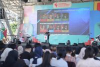 Wakil Menteri Dalam Negeri, Bima Arya Sugiarto, menyampaikan pidato inspiratif di hadapan ratusan peserta dalam pembukaan Indonesia Youth Summit (IYS) 2025 di Lapangan Karebosi, Makassar, Jumat (13/6/2025). 