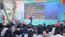 Wakil Menteri Dalam Negeri, Bima Arya Sugiarto, menyampaikan pidato inspiratif di hadapan ratusan peserta dalam pembukaan Indonesia Youth Summit (IYS) 2025 di Lapangan Karebosi, Makassar, Jumat (13/6/2025). 